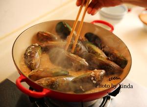 新西兰青口贝mussel（最原始最鲜美的做法）超级简单/人人都可以成为别人羡慕的大厨，超详细步骤图，铸铁锅的做法 步骤13