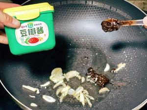 酱香炒青口的做法 步骤4