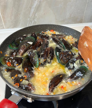 快手十分钟Mussel Vino法式白葡萄酒煮青口海虹的做法 步骤3