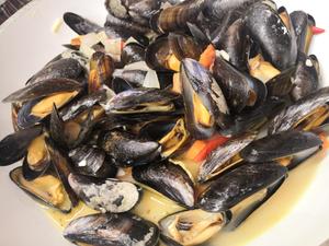 传统法国菜谱略改 小洋葱白酒淡菜/贻贝/青口 Moules marinière的做法 步骤8