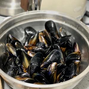 Moules marinières with Riesling/诺曼底风情?贻贝配雷司令的做法 步骤1