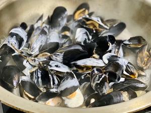 Moules marinières with Riesling/诺曼底风情?贻贝配雷司令的做法 步骤5