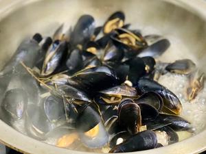 Moules marinières with Riesling/诺曼底风情?贻贝配雷司令的做法 步骤4