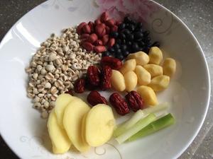 薏米黑豆花生红枣白果猪肚汤的做法 步骤5
