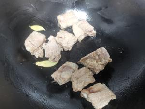 话梅红烧排骨的做法 步骤3