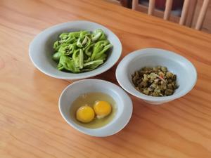 酸芋荷青椒炒鸡蛋｜家常菜的做法 步骤1