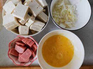 家常菜——蛋煎豆腐炒火腿的做法 步骤2
