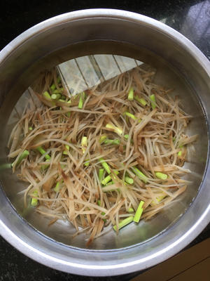 家常美味༄「酱香肉沫炒咸芥菜丝」༄的做法 步骤5