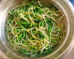 凉拌豆腐皮黑豆苗的做法 步骤1