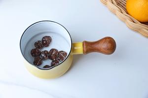 「热饮」热橙汁话梅红茶饮的做法 步骤3