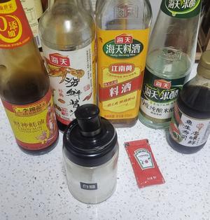 快手菜油焖大虾的做法 步骤3