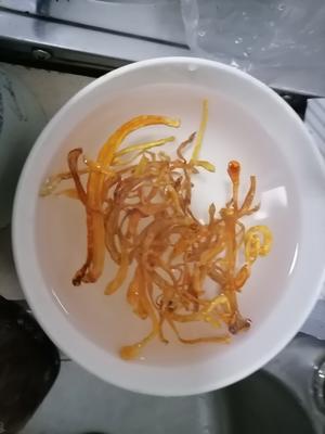 虫草花黑豆鱼骨汤的做法 步骤2