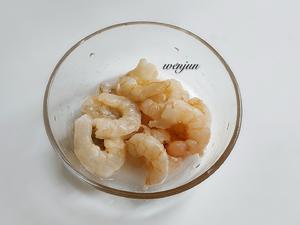 鸡头米甜豆炒虾仁的做法 步骤3