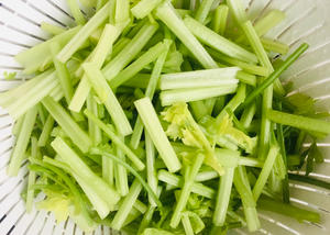 特别好吃的下饭菜（芹菜香干）的做法 步骤2