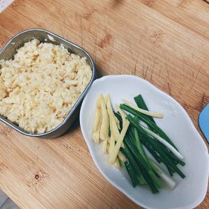 【春天来啦】超级下饭菜蚕豆炒五花肉片的做法 步骤1