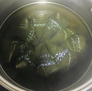 粽叶香，艾叶香⋯这样煮出来的粽子一粒米都不会跑⋯的做法 步骤25