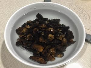 10分钟快手下饭菜，火腿肠黑木耳炒蛋的做法 步骤2