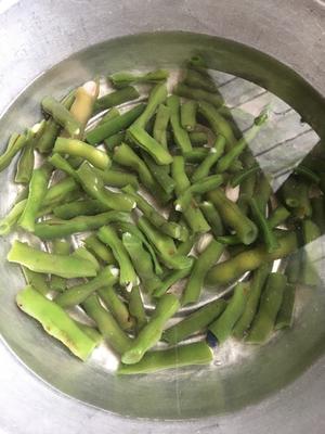 给肉都不换的快手菜「蒜末芸豆」的做法 步骤5