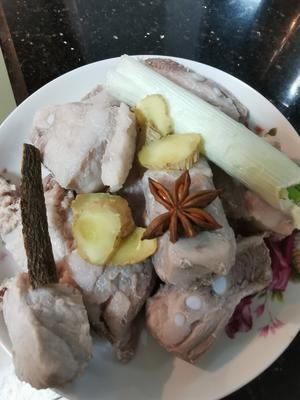 香喷喷的下饭菜：土豆芸豆炖排骨的做法 步骤2