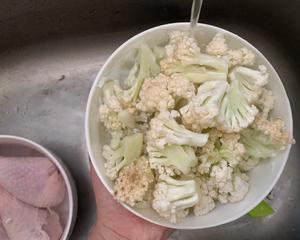 老公点名要吃的下饭菜 五花肉炒菜花?的做法 步骤2