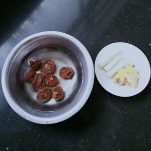 可乐话梅排骨的做法 步骤2