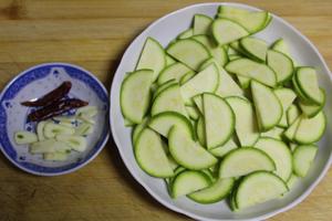 素炒西葫芦：素菜也好吃，健康饮食必吃的做法 步骤1