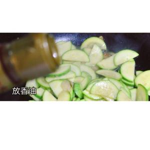 素炒西葫芦：素菜也好吃，健康饮食必吃的做法 步骤7