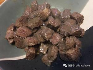 复刻天津桂园餐厅的黑蒜子牛肉粒的做法 步骤2