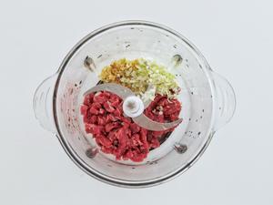 酸奶浇汁牛肉煎饺的做法 步骤4