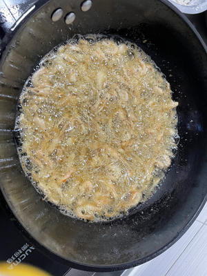 无论空口吃还是下酒吃都能香一个跟头的酥炸小河虾的做法 步骤3