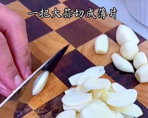 世界杯进球必备下酒小食|自制蒜香花生米|无油无忧的做法 步骤2