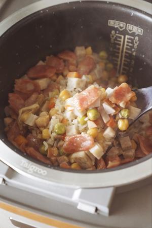 敲好吃的腊肠芋头鹰嘴豆饭-电饭锅一键搞定的做法 步骤8