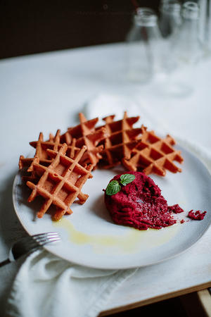 甜菜根华夫饼 & 甜菜根鹰嘴豆泥Beetroot Waffles W/ Beetroot Hummus的做法 步骤3