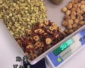 超级简单适合家庭的正宗广式罗汉果菊花凉茶的做法 步骤1