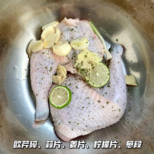 鸡腿?居然还能这么吃｜欧芹柠香烤腿的做法 步骤1