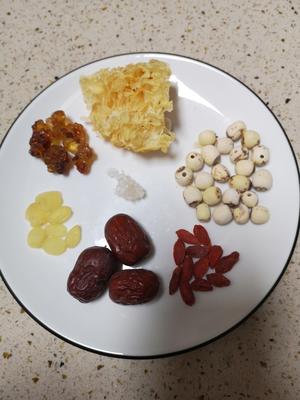 吃1次等于敷30次面膜的桃胶皂角米雪燕的做法 步骤1