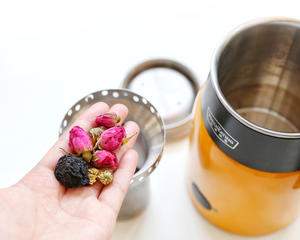 玫瑰乌梅菊花茶的做法 步骤2