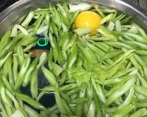 酸酸甜甜的鲜榨柠檬西芹汁（加土蜂蜜）——纯素饮品，健康美味的做法 步骤4