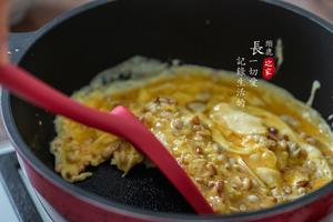 你一定没试过的搭配「腐乳松仁炒鸡蛋」的做法 步骤6