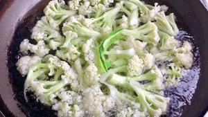 【创意小厨娘】干锅花菜——口感爽脆，鲜香入味，简单易学，比饭店的还好吃。的做法 步骤2