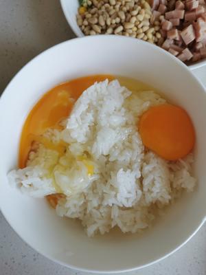 松仁金黄炒饭之一饭三吃的做法 步骤5