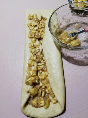 金色的味道:香蕉松子面包的做法 步骤6