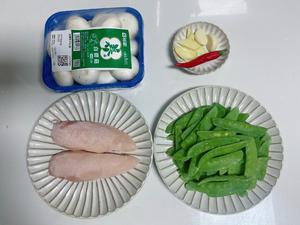 【减脂低卡】荷兰豆口蘑炒鸡胸的做法 步骤1