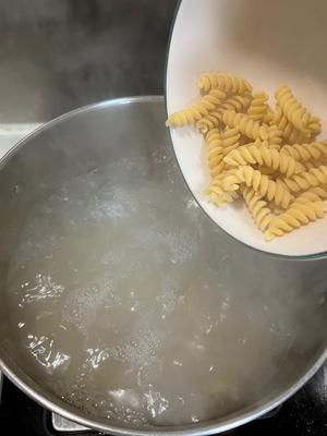 师从三星主厨的青酱番茄螺丝意面 Fusilli al pesto的做法 步骤6