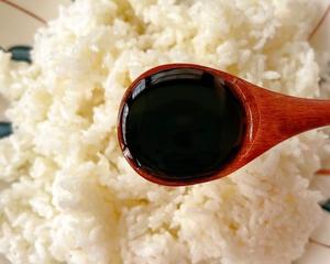 怎么都吃不腻的酱油炒饭！的做法 步骤3