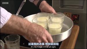 [Rick Stein]焦糖开心果意式奶油布丁的做法 步骤4