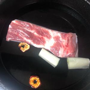 大口吃猪肉-酸菜炖白肉的做法 步骤1