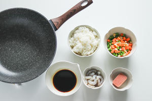 虾仁火腿酱油炒饭的做法 步骤1