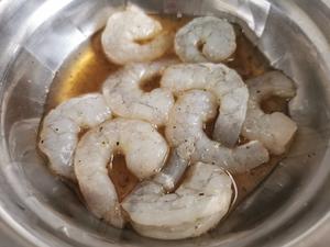 减脂?黑椒虾仁意面沙拉的做法 步骤1