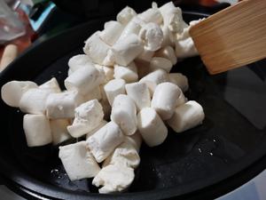 网红抹茶味坚果雪花酥的做法 步骤3